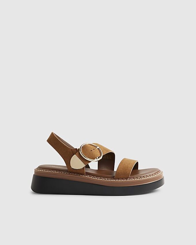 Bruna platta sandaler med tvådelad ringspänne