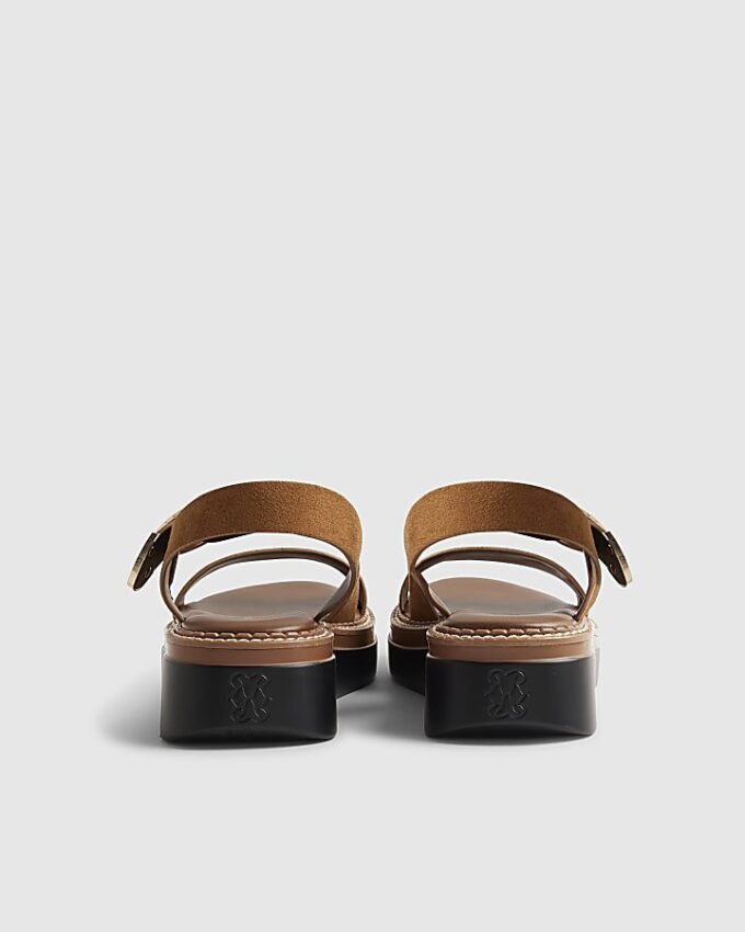 Bruna platta sandaler med tvådelad ringspänne