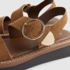Bruna platta sandaler med tvådelad ringspänne