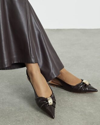 Bruna skor med rynkad slingback och spetsig tå