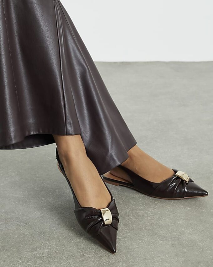 Bruna skor med rynkad slingback och spetsig tå