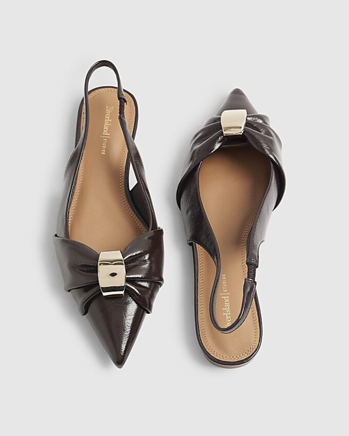 Bruna skor med rynkad slingback och spetsig tå