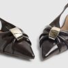 Bruna skor med rynkad slingback och spetsig tå
