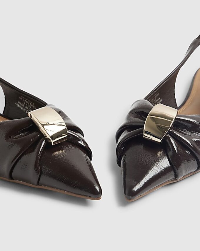 Bruna skor med rynkad slingback och spetsig tå