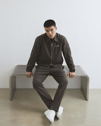 Bruna slim fit-byxor med hundtandsmönster och piping