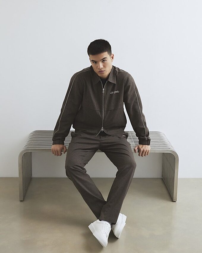 Bruna slim fit-byxor med hundtandsmönster och piping