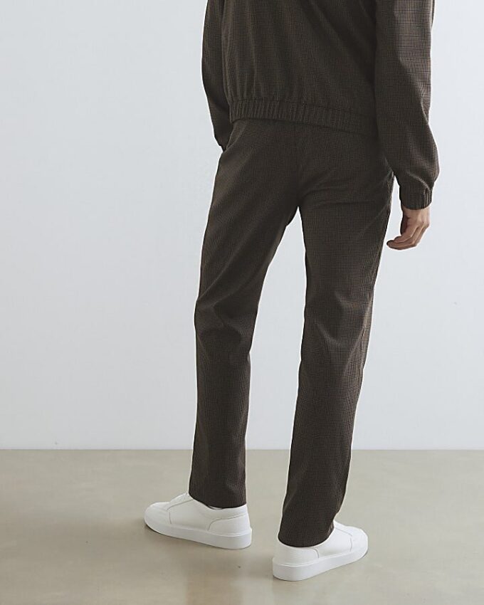 Bruna slim fit-byxor med hundtandsmönster och piping