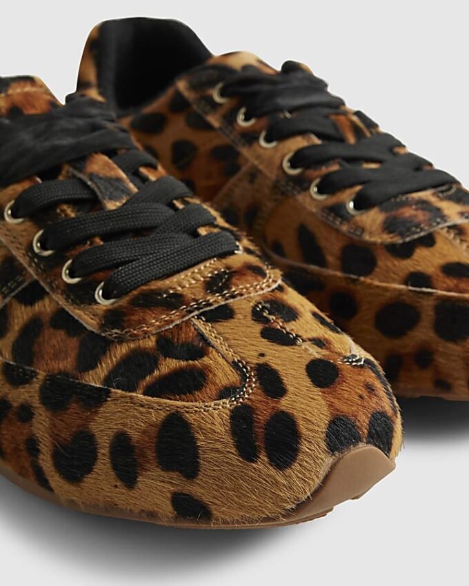 Bruna sneakers i mocka med djurmönster