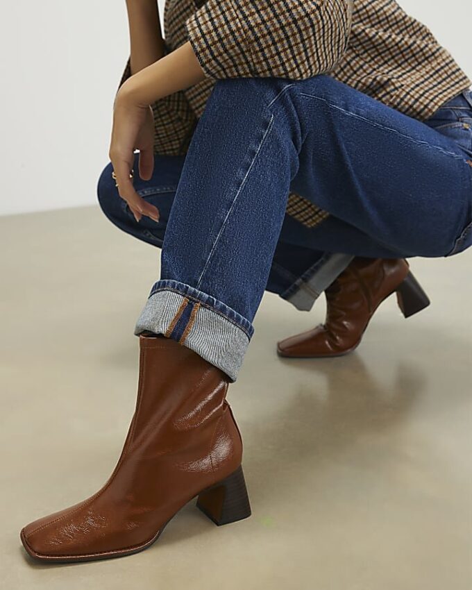 Bruna stövlar med fyrkantig tå och klack
