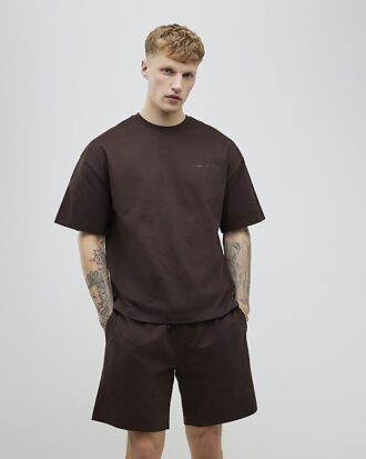 Brunt set med oversized T-shirt och shorts Brunt set med oversized T-shirt och shorts