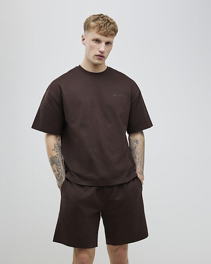 Brunt set med oversized T-shirt och shorts Brunt set med oversized T-shirt och shorts