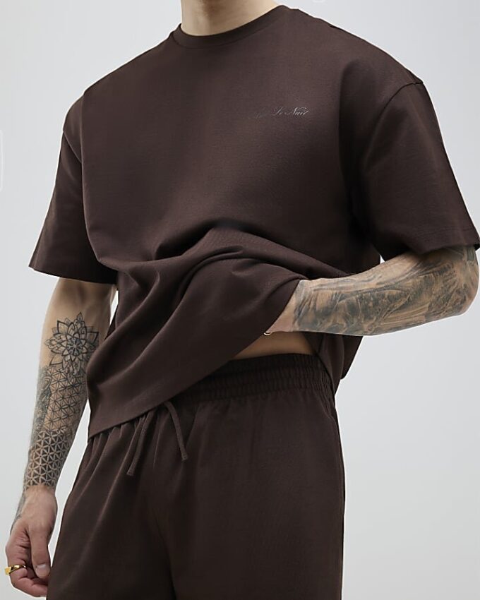 Brunt set med oversized T-shirt och shorts Brunt set med oversized T-shirt och shorts