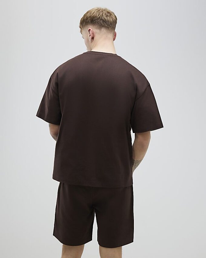 Brunt set med oversized T-shirt och shorts Brunt set med oversized T-shirt och shorts