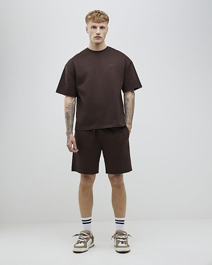 Brunt set med oversized T-shirt och shorts Brunt set med oversized T-shirt och shorts