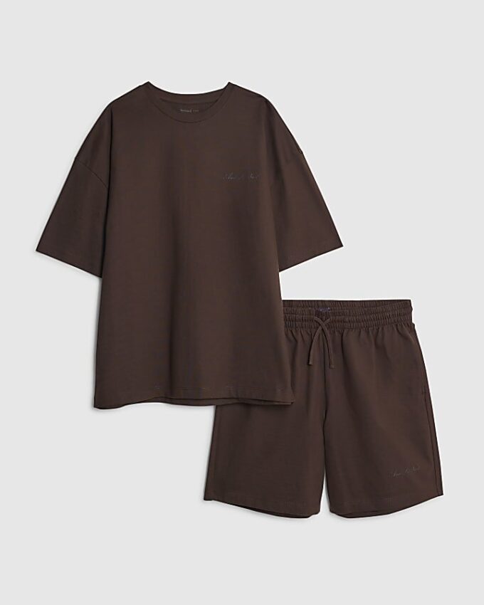Brunt set med oversized T-shirt och shorts Brunt set med oversized T-shirt och shorts