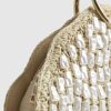 Creamfärgad handväska med pärlhandtag i raffia