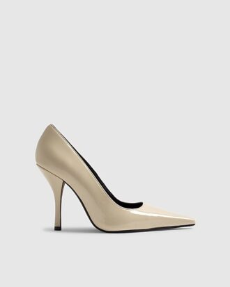 Creamfärgade pumps med lång spetsig tå och lackad yta