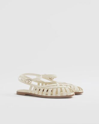 Creamfärgade sandaler i konstläder med burdesign