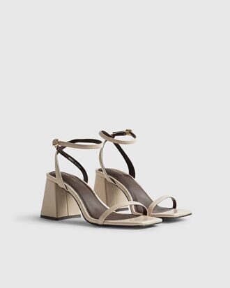 Creamfärgade sandaler med remmar och blockklack