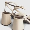 Creamfärgade sandaler med remmar och blockklack