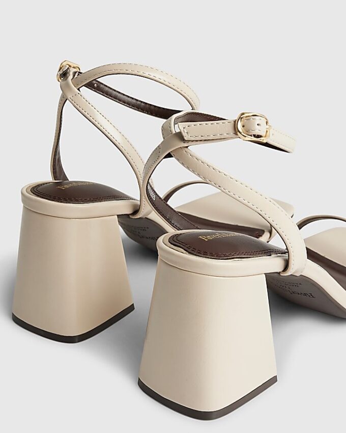 Creamfärgade sandaler med remmar och blockklack