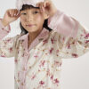 Flickor Krämfärgat pyjamas-set i satin med rosett och kedja Flickor Krämfärgat pyjamas-set i satin med rosett och kedja