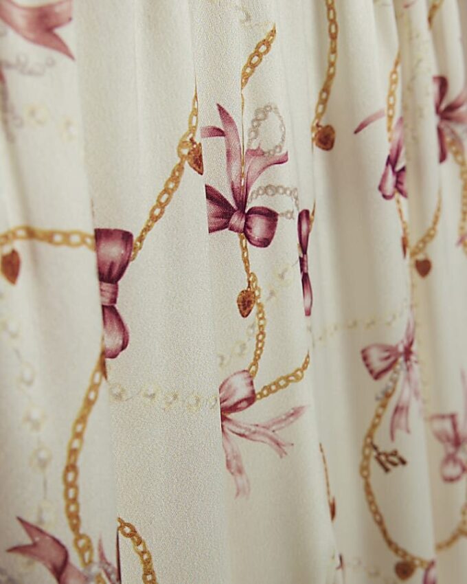 Flickor Krämfärgat pyjamas-set i satin med rosett och kedja Flickor Krämfärgat pyjamas-set i satin med rosett och kedja