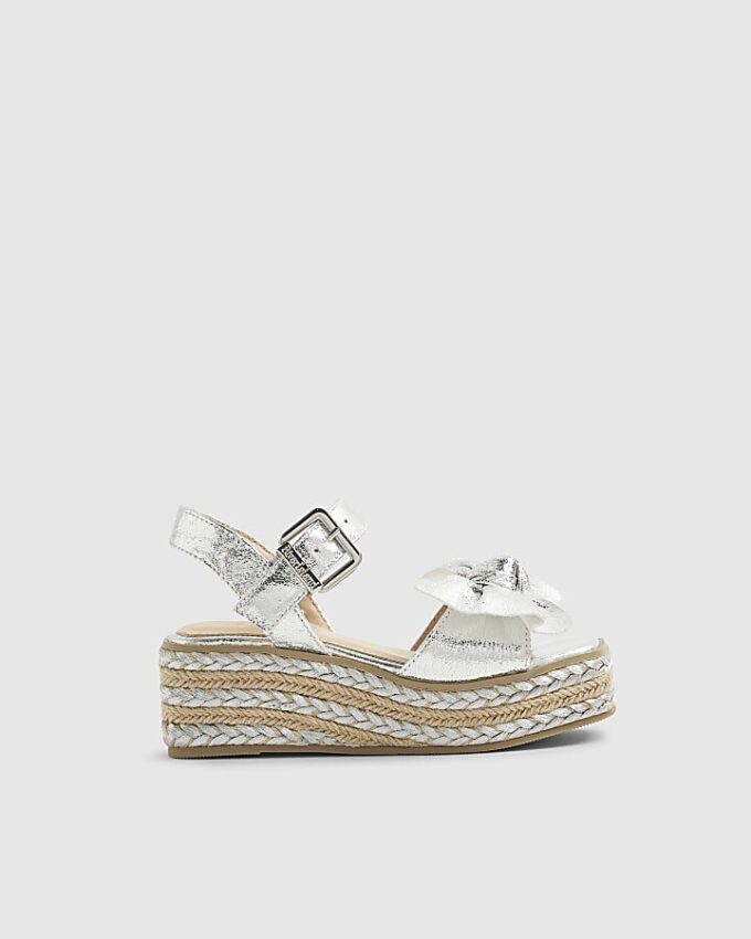 Flickor Silvermetalliska kilklacksandaler med rosett