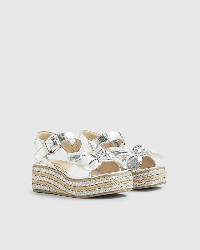 Flickor Silvermetalliska kilklacksandaler med rosett