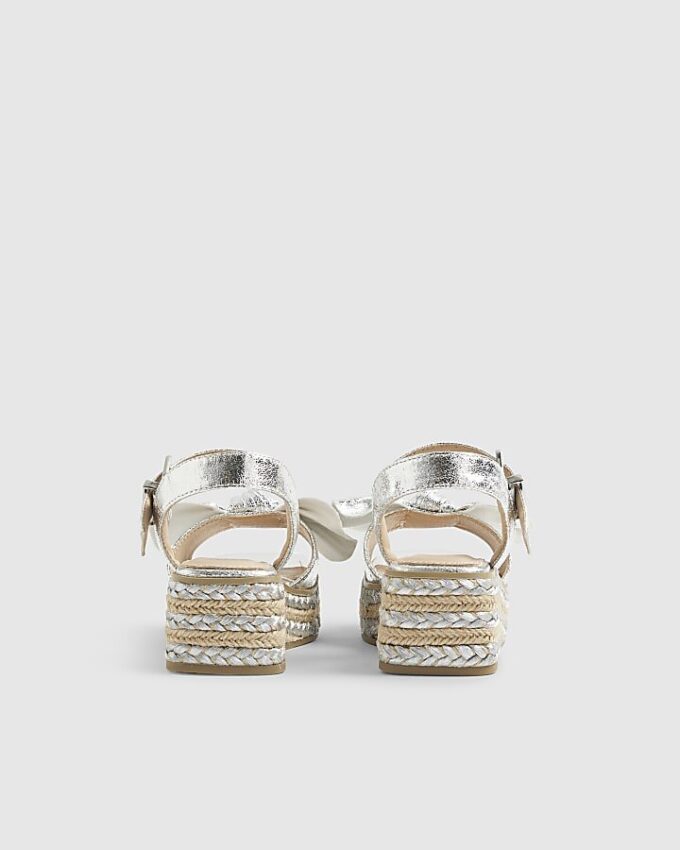 Flickor Silvermetalliska kilklacksandaler med rosett