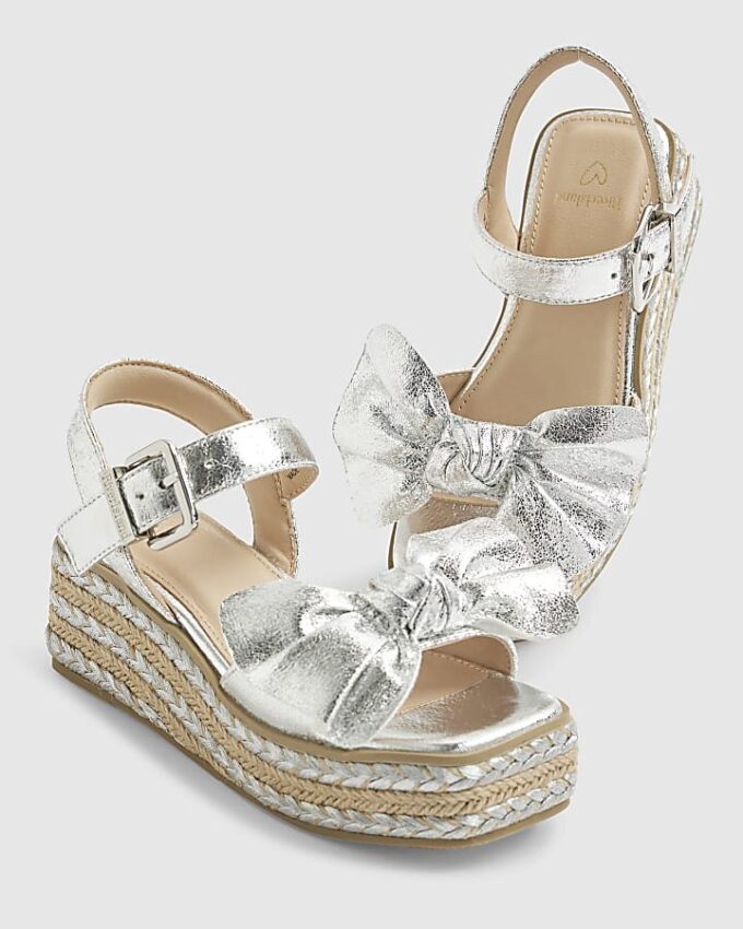 Flickor Silvermetalliska kilklacksandaler med rosett