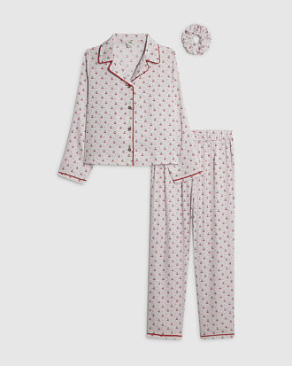 Flickpyjamas i krämfärgat satin med körsbärsmönster