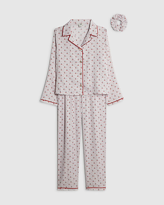 Flickpyjamas i krämfärgat satin med körsbärsmönster Flickpyjamas i krämfärgat satin med körsbärsmönster