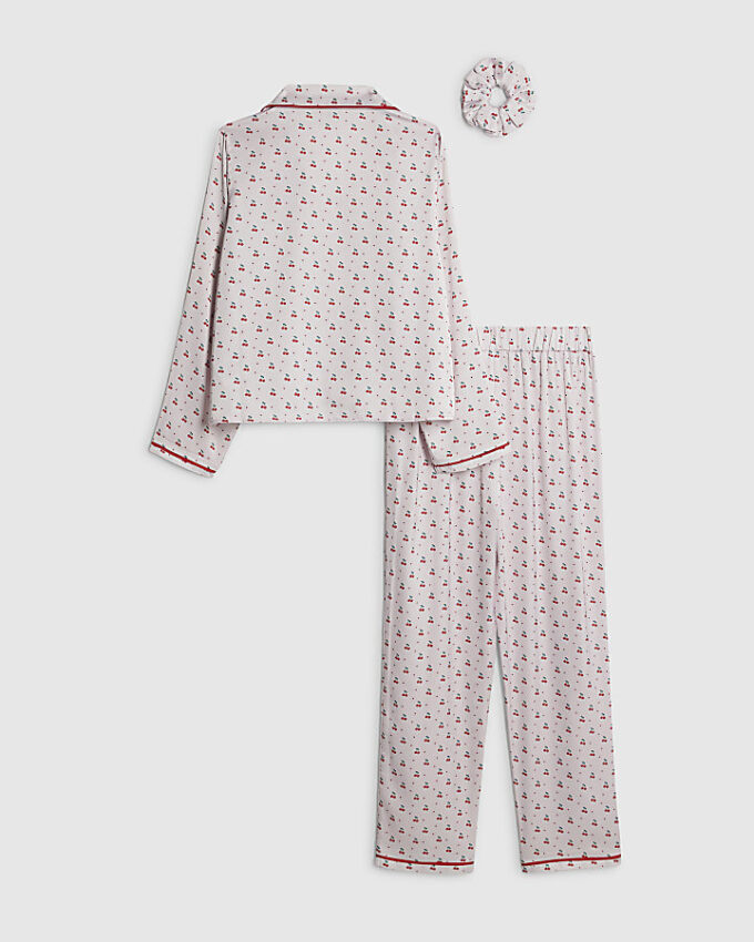 Flickpyjamas i krämfärgat satin med körsbärsmönster Flickpyjamas i krämfärgat satin med körsbärsmönster