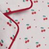 Flickpyjamas i krämfärgat satin med körsbärsmönster Flickpyjamas i krämfärgat satin med körsbärsmönster