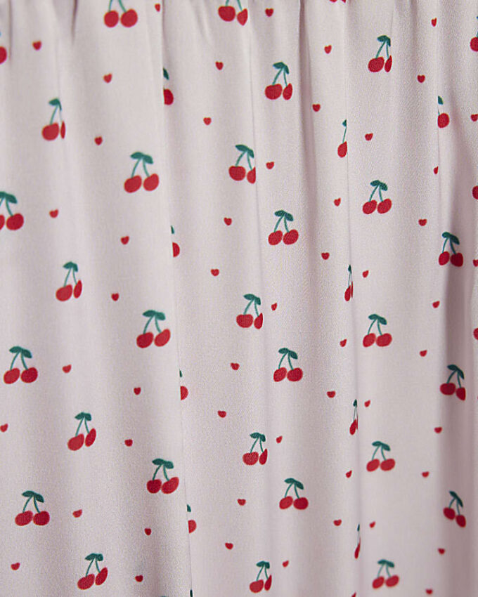 Flickpyjamas i krämfärgat satin med körsbärsmönster Flickpyjamas i krämfärgat satin med körsbärsmönster