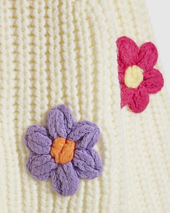Flicktröja i krämfärg med stickade blommor