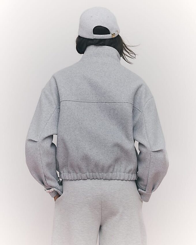 Grå bomberjacka med trattkrage