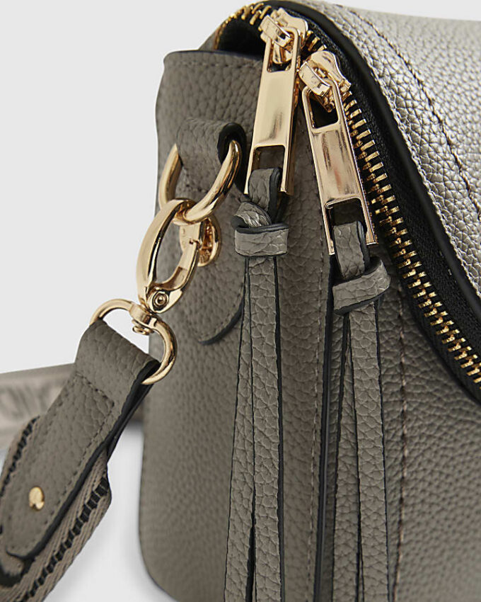 Grå crossbody-väska med dragkedja