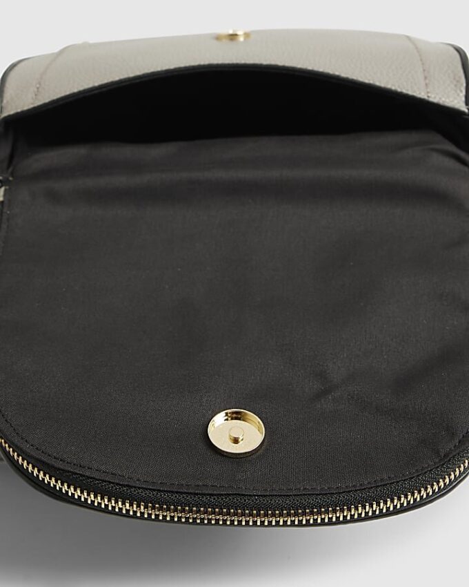 Grå crossbody-väska med dragkedja