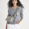 Grå crossbody-väska med monogramficka fram