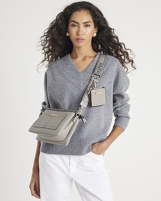 Grå crossbody-väska med monogramficka fram