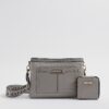 Grå crossbody-väska med monogramficka fram