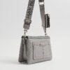 Grå crossbody-väska med monogramficka fram