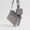 Grå crossbody-väska med monogramficka fram