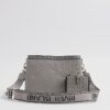 Grå crossbody-väska med monogramficka fram
