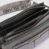 Grå crossbody-väska med monogramficka fram