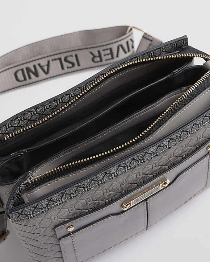 Grå crossbody-väska med monogramficka fram