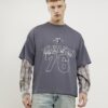 Grå dubbelvävd T-shirt med nummer 76 i rutmönster