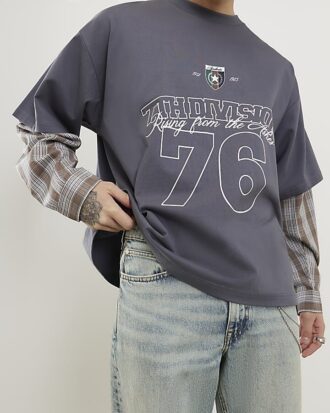 Grå dubbelvävd T-shirt med nummer 76 i rutmönster